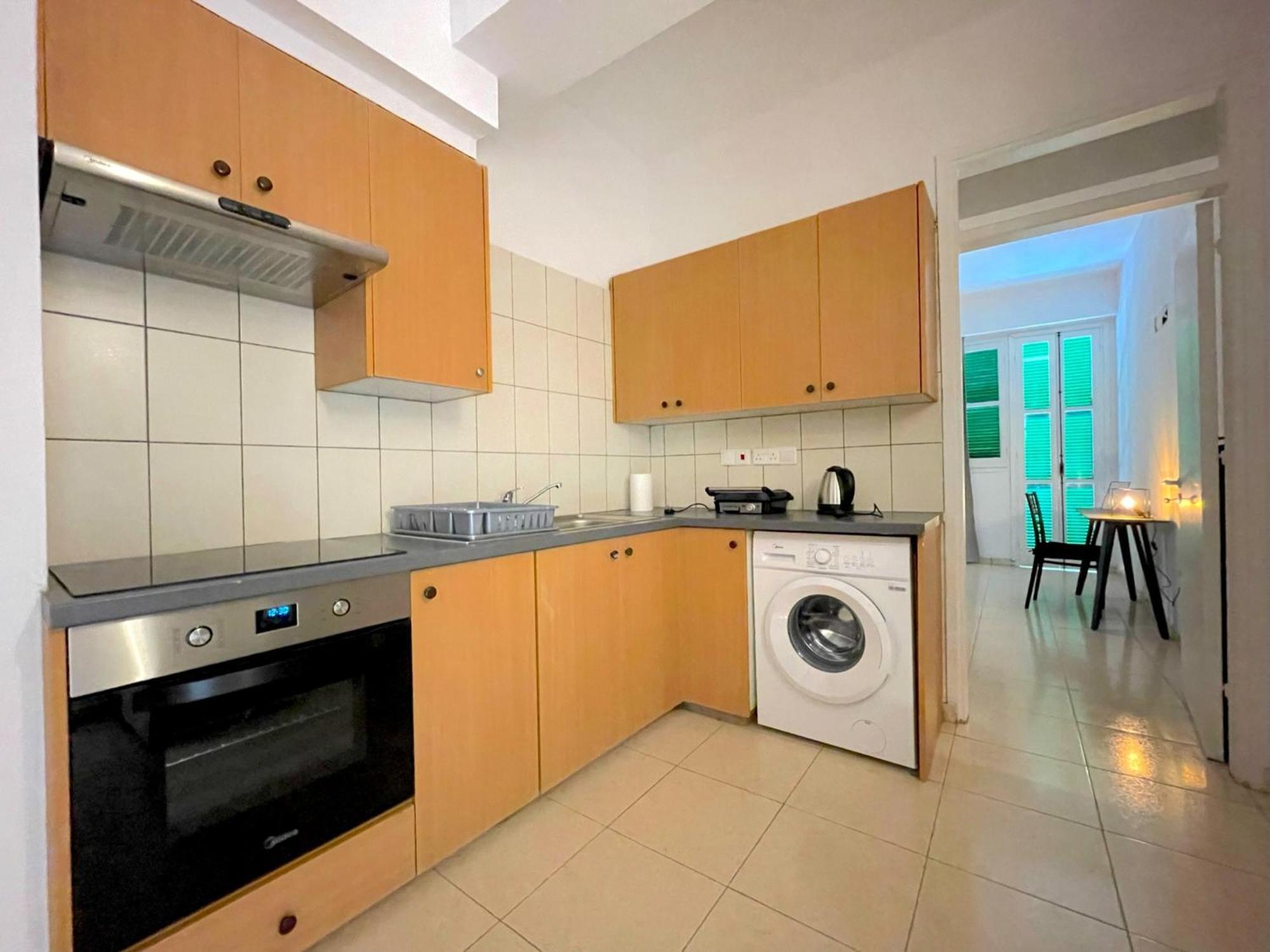 Queen Regina Suites By Platform 357 นิโคเซีย ภายนอก รูปภาพ